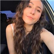 Estudiante de filología hispánica da clases de lengua castellana y literatura a estufiantes de todas las edades